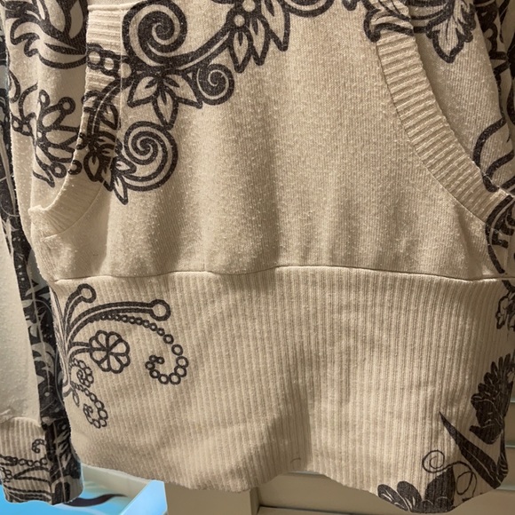 Hooded gray/white knit top - Picture 5 of 8